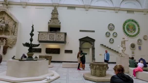 Londres Reino Unido Agosto 2016 Visitantes Museo Victoria Albert Movimiento — Vídeo de stock