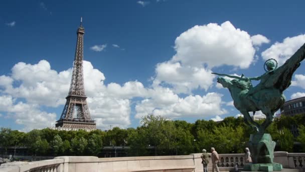 Starší Turisté Navštíví Most Bir Hakeim Znovuzrozenou Sochu Francie Eiffelovou — Stock video