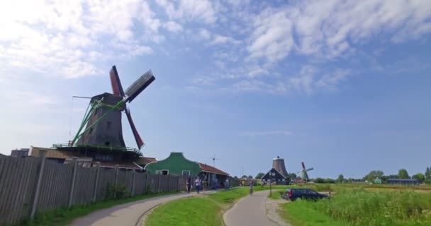 Zaanse Schans Нідерланди Станом Жовтень 2017 Люди Відвідують Вітряки Село — стокове відео