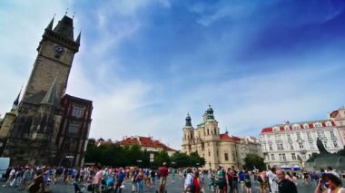 Çek Cumhuriyeti Prag 'daki Old Town Square ve Tyn Church' ü ziyaret eden turistler.