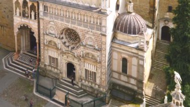 Güneşli bir günde İtalya 'nın Bergamo kentindeki Citta Alta' da Santa Maria Maggiore Bazilikası ve Cappella Colleoni 'nin hava manzarası