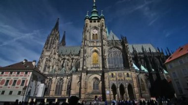 Güneşli bir günde Saint Vitus Katedrali 'ni ziyaret eden turistler.