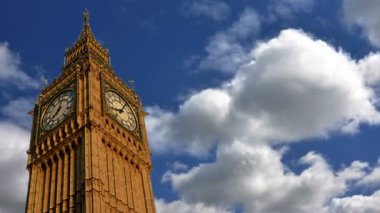 Big Ben 'i bulutlarla hızlandırın.