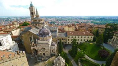 Güneşli bir günde İtalya 'nın Bergamo kentindeki Citta Alta' da Santa Maria Maggiore Bazilikası ve Cappella Colleoni 'nin hava manzarası