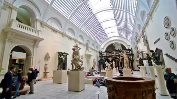 Londra Regno Unito Aprile 2015 Visitatori Del Victoria Albert Museum — Video Stock