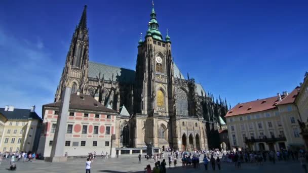 Touristen besuchen an einem sonnigen Tag die Kathedrale Sankt Vitus. — Stockvideo