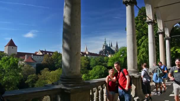 Casal tirar uma selfie com o Castelo de Praga e Catedral de São Vito atrás . — Vídeo de Stock