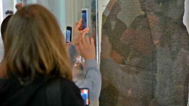 Londres Reino Unido Abril 2015 Turistas Museo Británico Piedra Rosetta — Vídeos de Stock