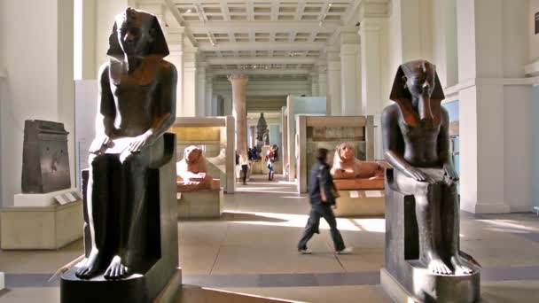 Londra Birleşik Krallık Nisan 2015 Ngiliz Müzesindeki Turistler Mısır Heykelleri — Stok video