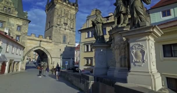 Turistas visitando el Puente de Carlos en un día soleado. Castillo de Praga y Catedral de San Vito en el fondo. Praga, República Checa — Vídeos de Stock