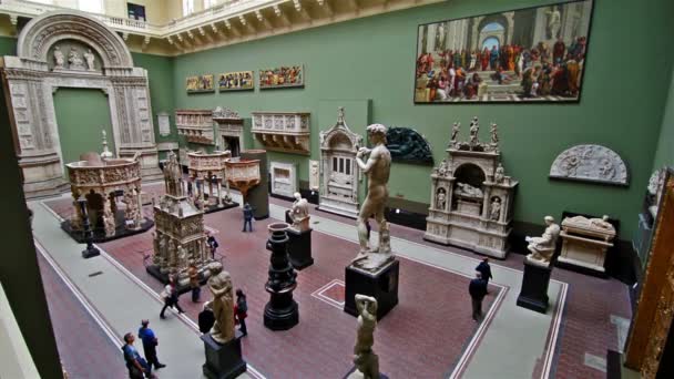 Londres Reino Unido Abril 2015 Visitantes Museo Victoria Albert — Vídeo de stock