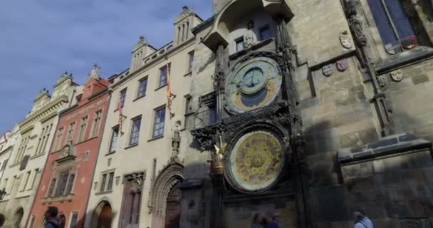 Turisté navštíví orloj a Týnský kostel za slunečného dne.