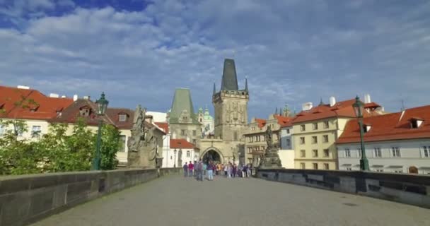 Güneşli bir günde Charles Köprüsü 'nü ziyaret eden turistler. Arka planda Prag Kalesi ve Saint Vitus Katedrali var. Prag, Çek Cumhuriyeti — Stok video