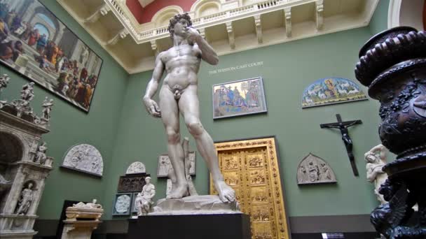 Londra Regno Unito Aprile 2015 Visitatori Del Victoria Albert Museum — Video Stock