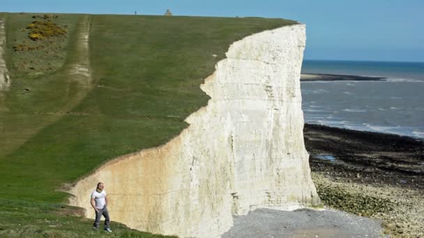 Man Walking Seven Sister Chalk Cliffs Brighton Londres Royaume Uni — Video
