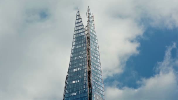 イギリス ロンドン 2016年2月 青い空と雲と飛行機で隔離された硬い建物 — ストック動画