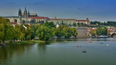 Güneşli bir günde Vltava Nehri 'nde zaman aşımı. Arka planda Prag Kalesi ve Saint Vitus Katedrali.