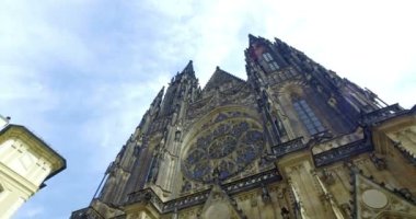 Güneşli bir günde Saint Vitus Katedrali 'ni ziyaret eden turistler, Prag, Çek Cumhuriyeti