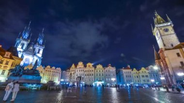 Çek Cumhuriyeti Prag 'daki Old Town Square ve Tyn Church' ü ziyaret eden turistlerin zaman aşımı.