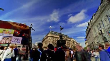 Londra mı? Birleşik Krallık. Nisan 2015. Piccadilly Sirki 'ndeki insanlar. Zaman aşımı