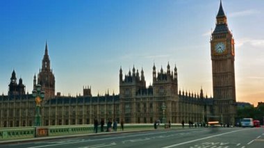 Londra, Birleşik Krallık. Nisan 2015. Alacakaranlıkta Big Ben 'de trafik aksamı