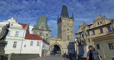Güneşli bir günde Charles Köprüsü 'nü ziyaret eden turistler. Arka planda Prag Kalesi ve Saint Vitus Katedrali var. Prag, Çek Cumhuriyeti