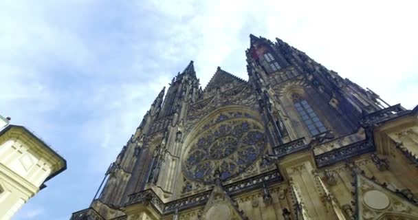 晴れた日に聖ヴィート大聖堂を訪れる観光客,プラハ,チェコ — ストック動画