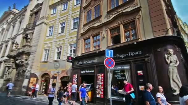 Touristes visitant le centre historique de Prague, République tchèque . — Video