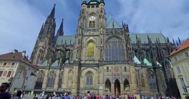 Turisták látogatása Szent Vitus katedrális egy napsütéses napon, Prága, Csehország — Stock videók