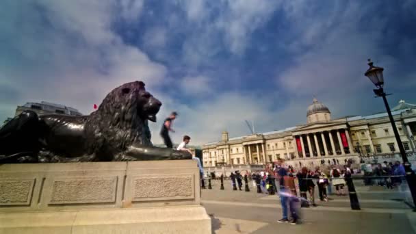 London Förenade Kungariket April 2015 Tiden Förfaller Turister Trafalgar Square — Stockvideo