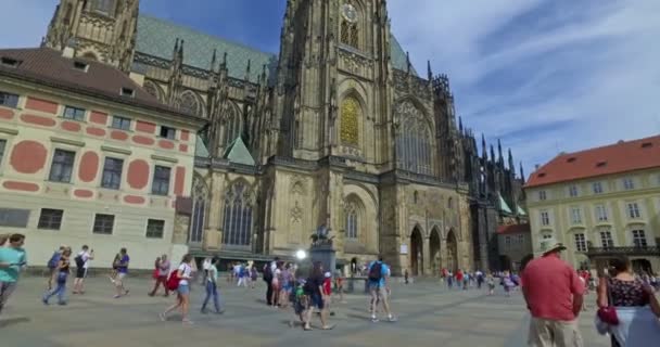 Güneşli bir günde Saint Vitus Katedrali 'ni ziyaret eden turistler, Prag, Çek Cumhuriyeti — Stok video