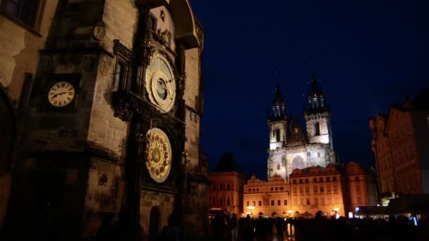 Astronomical clock and Tyn Church at night in Prague, Czech Republic. — Stock Video