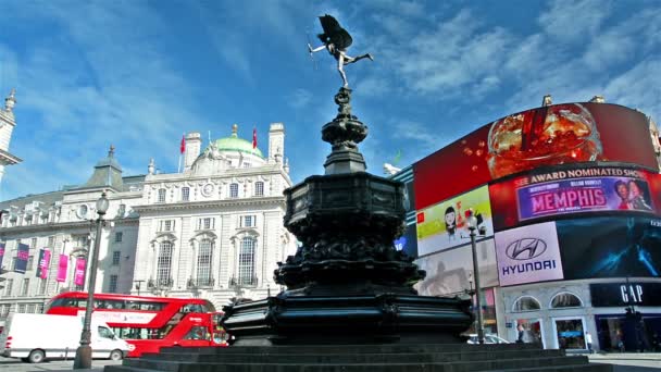 Londres Reino Unido Abril 2015 Estátua Eros Ônibus Tranquilo Piccadilly — Vídeo de Stock