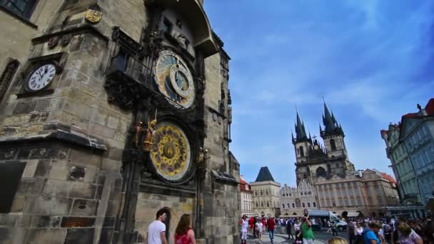 Turisti che visitano l'orologio astronomico e la Chiesa di Tyn in una giornata di sole . — Video Stock