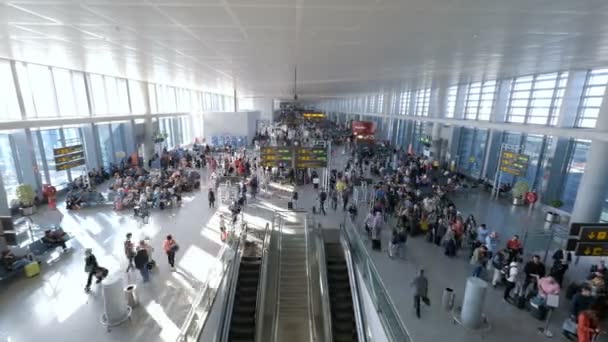 西班牙马拉加 2013年7月左右机场候机楼人群的时间 — 图库视频影像