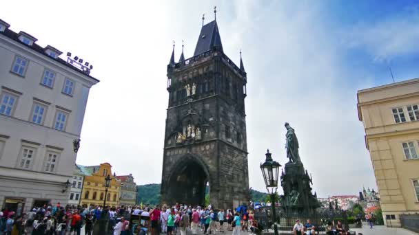 Туристы, посещающие Карлов мост в солнечный день в Праге, Чехия — стоковое видео