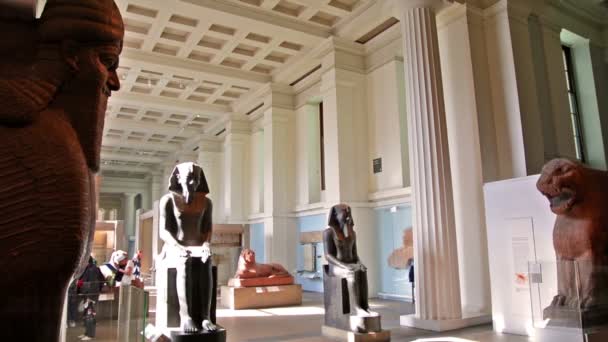 Londres Reino Unido Abril 2015 Turistas Museo Británico Estatuas Egipto — Vídeo de stock