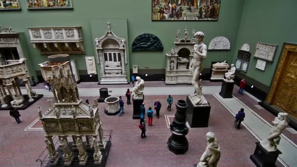 ロンドンだイギリス 2015年4月 ビクトリアとアルバート博物館の訪問者 — ストック動画