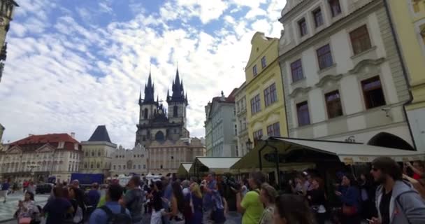 Güneşli bir günde astronomik saati ve Tyn Kilisesini ziyaret eden turistler. — Stok video