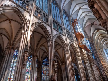 Köln, Almanya. Kasım 2019 civarı. Aziz Peter 'ın Gotik Katedrali Kilisesi' nin içinde. Heykellerin, sütunların, kemerlerin ve pencerelerin detayları