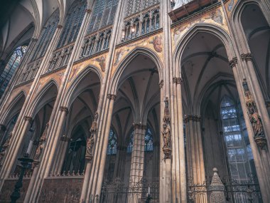 Köln, Almanya. Kasım 2019 civarı. Aziz Peter 'ın Gotik Katedrali Kilisesi' nin içinde. Heykellerin, sütunların, kemerlerin ve pencerelerin detayları