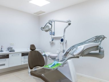 Profesyonel ve iyi donanımlı bir dişçi kliniğinde koltuğu ve aletleri var. Diş hekimi uzmanı konsepti.