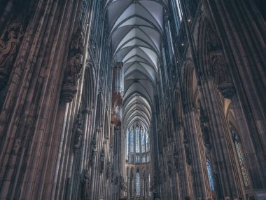 Köln, Almanya. Kasım 2019 civarı. Aziz Peter 'ın Gotik Katedrali Kilisesi' nin içinde. Heykellerin, sütunların, kemerlerin ve pencerelerin detayları