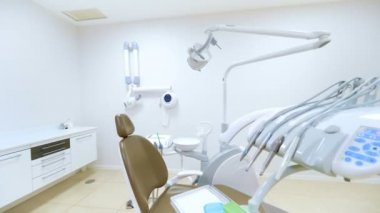 Temiz beyaz modern dişçi dolabı. 