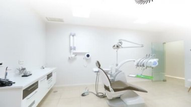 Temiz beyaz modern dişçi dolabı. 