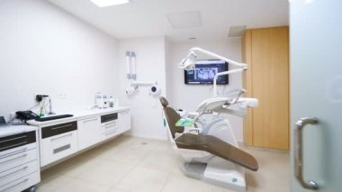 Temiz beyaz modern dişçi dolabı. 