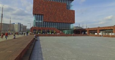 Antwerp, Belçika. Eylül 2018 civarı. Güneşli bir günde Mas Müzesini ziyaret eden bir turist.