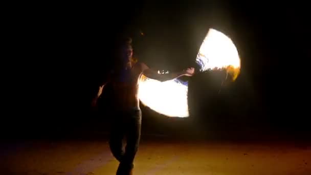 飞飞飞岛海滩夜间绝妙的消防队员 — 图库视频影像