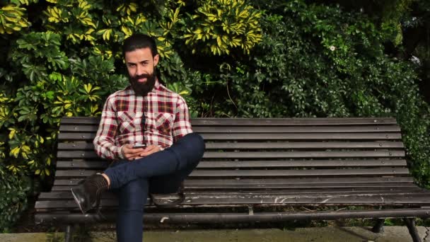 Молода Впевнена Бородата Людина Використовує Свій Телефон Парку — стокове відео