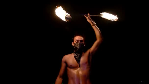 Geweldige Fire Performer Phi Phi Island Beach Nachts — Stockvideo